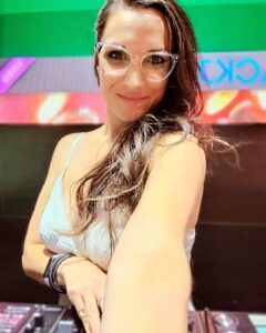 Female DJ (LV4)-image